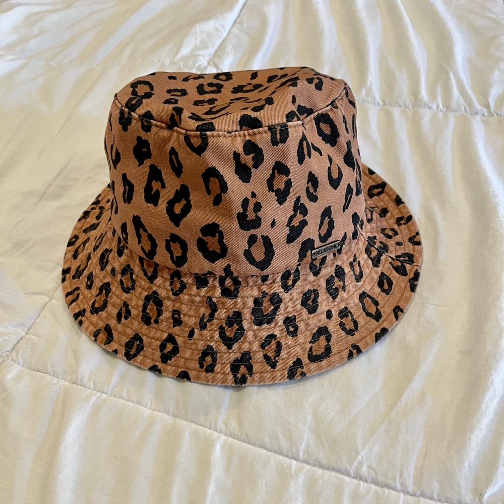 BILLABONG leopard print bucket hat